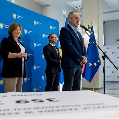 Wręczenie czeków dot. modernizacji dróg dojazdowych do gruntów rolnych. fot. Tomasz Żak / UMWS