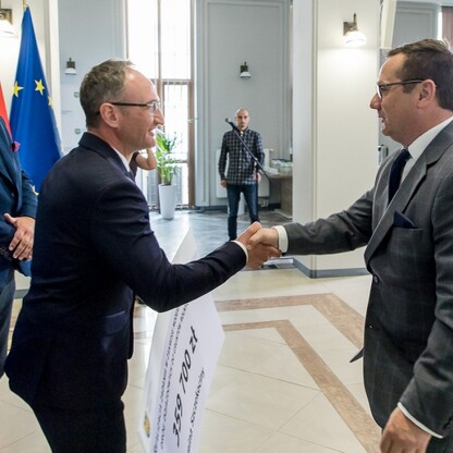 Wręczenie czeków dot. modernizacji dróg dojazdowych do gruntów rolnych. fot. Tomasz Żak / UMWS