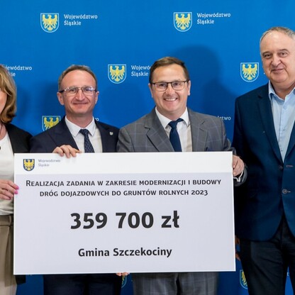 Wręczenie czeków dot. modernizacji dróg dojazdowych do gruntów rolnych. fot. Tomasz Żak / UMWS