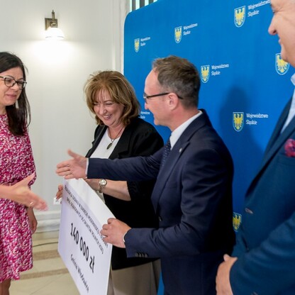 Wręczenie czeków dot. modernizacji dróg dojazdowych do gruntów rolnych. fot. Tomasz Żak / UMWS