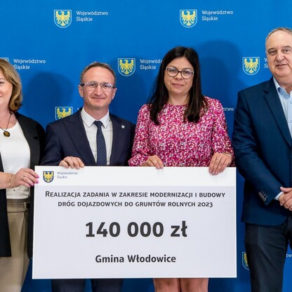 Wręczenie czeków dot. modernizacji dróg dojazdowych do gruntów rolnych. fot. Tomasz Żak / UMWS