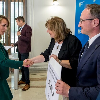 Wręczenie czeków dot. modernizacji dróg dojazdowych do gruntów rolnych. fot. Tomasz Żak / UMWS