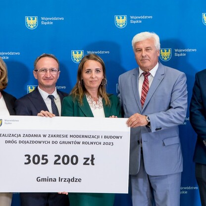 Wręczenie czeków dot. modernizacji dróg dojazdowych do gruntów rolnych. fot. Tomasz Żak / UMWS