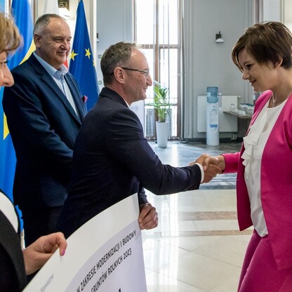 Wręczenie czeków dot. modernizacji dróg dojazdowych do gruntów rolnych. fot. Tomasz Żak / UMWS