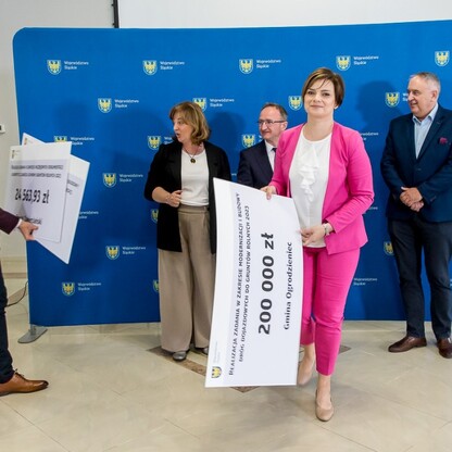 Wręczenie czeków dot. modernizacji dróg dojazdowych do gruntów rolnych. fot. Tomasz Żak / UMWS