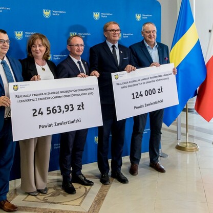 Wręczenie czeków dot. modernizacji dróg dojazdowych do gruntów rolnych. fot. Tomasz Żak / UMWS