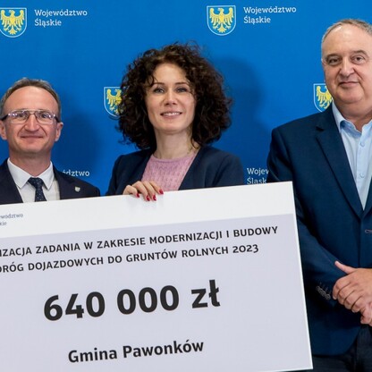 Wręczenie czeków dot. modernizacji dróg dojazdowych do gruntów rolnych. fot. Tomasz Żak / UMWS