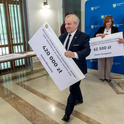 Wręczenie czeków dot. modernizacji dróg dojazdowych do gruntów rolnych. fot. Tomasz Żak / UMWS