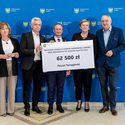 Wręczenie czeków dot. modernizacji dróg dojazdowych do gruntów rolnych. fot. Tomasz Żak / UMWS
