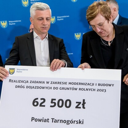 Wręczenie czeków dot. modernizacji dróg dojazdowych do gruntów rolnych. fot. Tomasz Żak / UMWS
