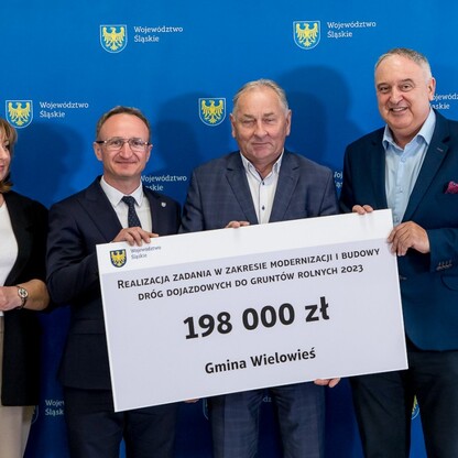 Wręczenie czeków dot. modernizacji dróg dojazdowych do gruntów rolnych. fot. Tomasz Żak / UMWS