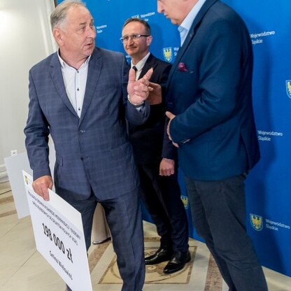Wręczenie czeków dot. modernizacji dróg dojazdowych do gruntów rolnych. fot. Tomasz Żak / UMWS
