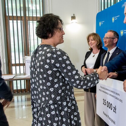 Wręczenie czeków dot. modernizacji dróg dojazdowych do gruntów rolnych. fot. Tomasz Żak / UMWS