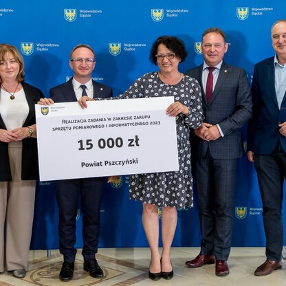 Wręczenie czeków dot. modernizacji dróg dojazdowych do gruntów rolnych. fot. Tomasz Żak / UMWS