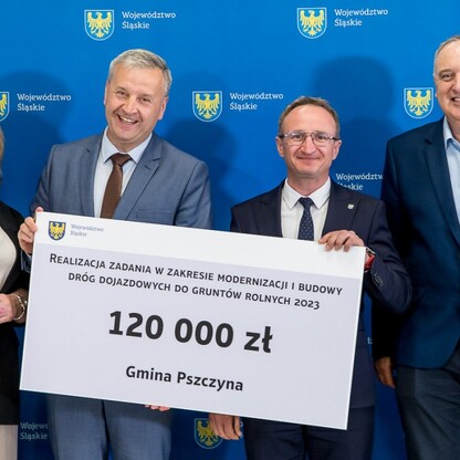 Wręczenie czeków dot. modernizacji dróg dojazdowych do gruntów rolnych. fot. Tomasz Żak / UMWS