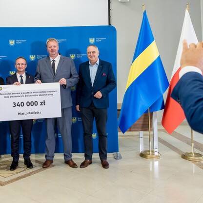 Wręczenie czeków dot. modernizacji dróg dojazdowych do gruntów rolnych. fot. Tomasz Żak / UMWS
