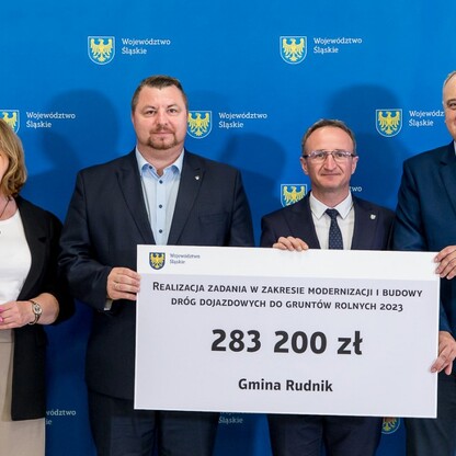 Wręczenie czeków dot. modernizacji dróg dojazdowych do gruntów rolnych. fot. Tomasz Żak / UMWS