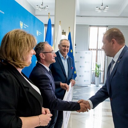 Wręczenie czeków dot. modernizacji dróg dojazdowych do gruntów rolnych. fot. Tomasz Żak / UMWS