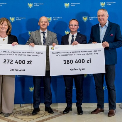 Wręczenie czeków dot. modernizacji dróg dojazdowych do gruntów rolnych. fot. Tomasz Żak / UMWS
