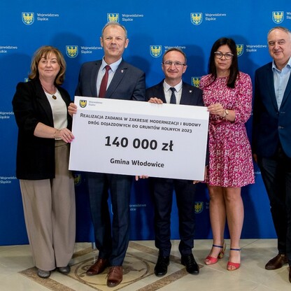 Wręczenie czeków dot. modernizacji dróg dojazdowych do gruntów rolnych. fot. Tomasz Żak / UMWS