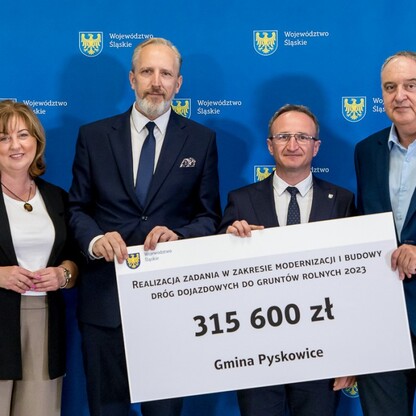 Wręczenie czeków dot. modernizacji dróg dojazdowych do gruntów rolnych. fot. Tomasz Żak / UMWS