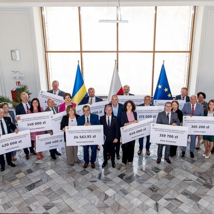 Wręczenie czeków dot. modernizacji dróg dojazdowych do gruntów rolnych. fot. Tomasz Żak / UMWS