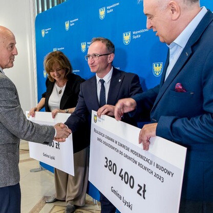 Wręczenie czeków dot. modernizacji dróg dojazdowych do gruntów rolnych. fot. Tomasz Żak / UMWS