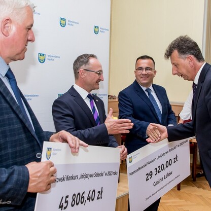 Wręczenie czeków w ramach Marszałkowskiego Konkursu „Inicjatywa Sołecka”. fot. Tomasz Żak / UMWS