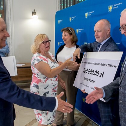 Wręczenie czeków w ramach Marszałkowskiego Konkursu „Inicjatywa Sołecka”. fot. Tomasz Żak / UMWS