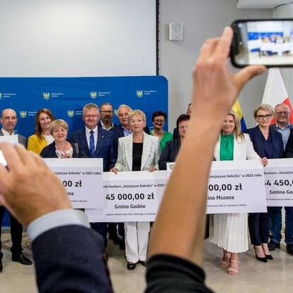 Wręczenie czeków w ramach Marszałkowskiego Konkursu „Inicjatywa Sołecka”. fot. Tomasz Żak / UMWS