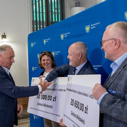 Wręczenie czeków w ramach Marszałkowskiego Konkursu „Inicjatywa Sołecka”. fot. Tomasz Żak / UMWS