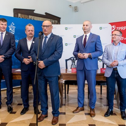 Podpisanie listów intencyjnych w sprawie organizacji Mistrzostw Świata w Piłce Ręcznej Mężczyzn do lat 21. fot. Tomasz Żak / UMWS