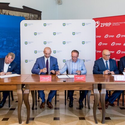 Podpisanie listów intencyjnych w sprawie organizacji Mistrzostw Świata w Piłce Ręcznej Mężczyzn do lat 21. fot. Tomasz Żak / UMWS