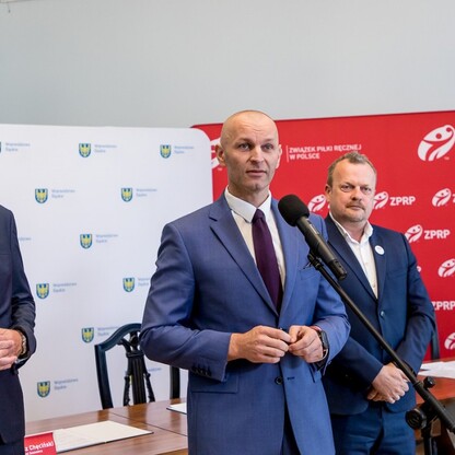 Podpisanie listów intencyjnych w sprawie organizacji Mistrzostw Świata w Piłce Ręcznej Mężczyzn do lat 21. fot. Tomasz Żak / UMWS