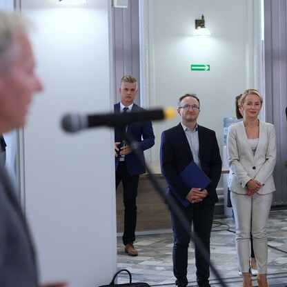 Podpisanie umowy dotyczącą przebudowy DW 925. fot. Andrzej Grygiel / UMWS