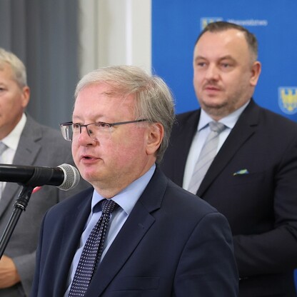 Podpisanie umowy dotyczącą przebudowy DW 925. fot. Andrzej Grygiel / UMWS
