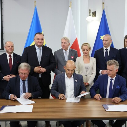 Podpisanie umowy dotyczącą przebudowy DW 925. fot. Andrzej Grygiel / UMWS