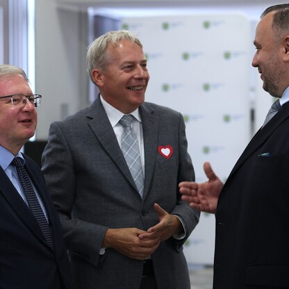 Podpisanie umowy dotyczącą przebudowy DW 925. fot. Andrzej Grygiel / UMWS