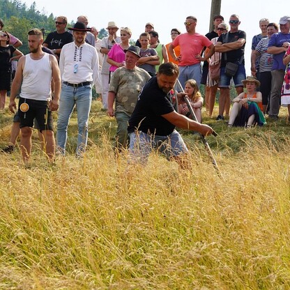 Mistrzostwa Górali Karpackich w Koszeniu Łąki. fot. Oliwia Gawlas