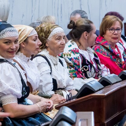 Wręczone czeki dla Kół Gospodyń Wiejskich. fot. Tomasz Żak / UMWS