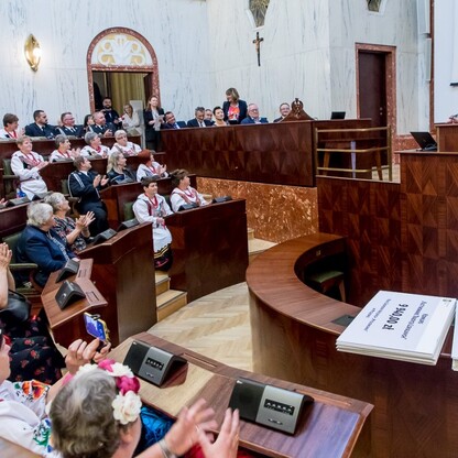 Wręczone czeki dla Kół Gospodyń Wiejskich. fot. Tomasz Żak / UMWS