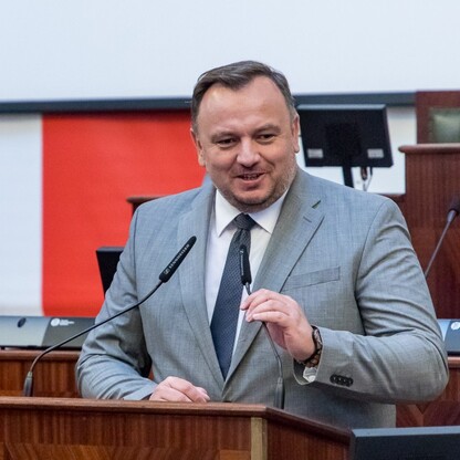 Wręczone czeki dla Kół Gospodyń Wiejskich. fot. Tomasz Żak / UMWS