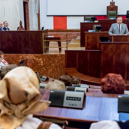 Wręczone czeki dla Kół Gospodyń Wiejskich. fot. Tomasz Żak / UMWS