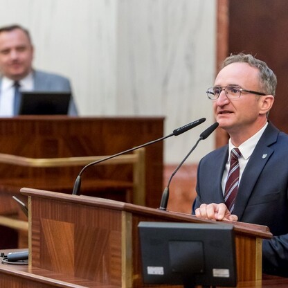 Wręczone czeki dla Kół Gospodyń Wiejskich. fot. Tomasz Żak / UMWS