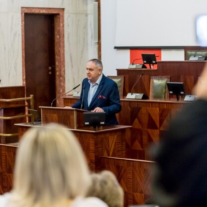 Wręczone czeki dla Kół Gospodyń Wiejskich. fot. Tomasz Żak / UMWS