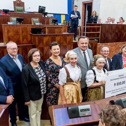 Wręczone czeki dla Kół Gospodyń Wiejskich. fot. Tomasz Żak / UMWS