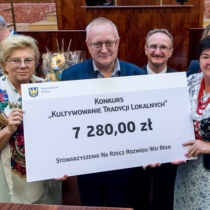 Wręczone czeki dla Kół Gospodyń Wiejskich. fot. Tomasz Żak / UMWS