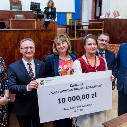 Wręczone czeki dla Kół Gospodyń Wiejskich. fot. Tomasz Żak / UMWS
