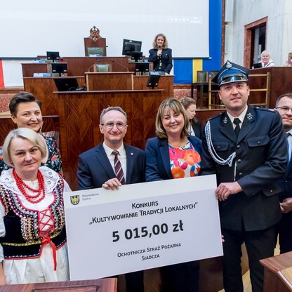 Wręczone czeki dla Kół Gospodyń Wiejskich. fot. Tomasz Żak / UMWS