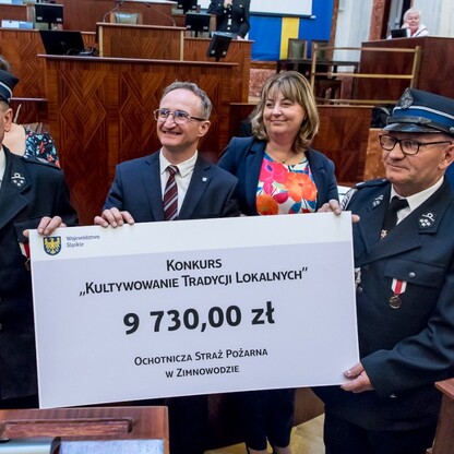 Wręczone czeki dla Kół Gospodyń Wiejskich. fot. Tomasz Żak / UMWS